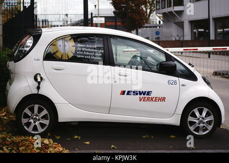 Wiesbaden, Germania - 28 Ottobre 2017: una macchina elettrica da ESWE Società di trasporti refuels energia elettrica in corrispondenza di una stazione di carica su ottobre 28, 2017 in Wi Foto Stock