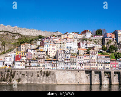 PORTO, Portogallo - 15 Marzo 2015: Viste delle case costruire nella Ribeira accanto al fiume Douro, Porto, Portogallo Foto Stock