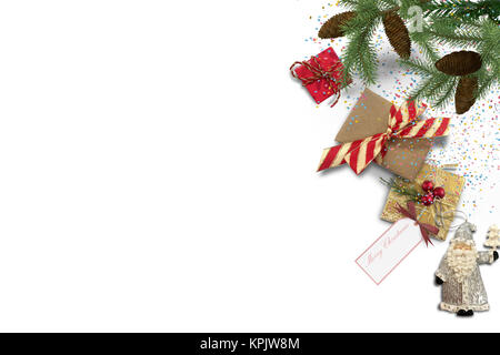 Natale colorati confezioni regalo , ramo di pino con pigne e ornamenti su uno sfondo bianco . Lasciare uno spazio per le tue immagini. Il rendering 3D Foto Stock