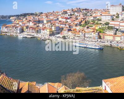 PORTO, Portogallo - 16 Marzo 2015: Il fiume Douro corre lungo Porto ribeira, Portogallo. Foto Stock