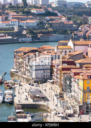 PORTO, Portogallo - 16 Marzo 2015: Il fiume Douro corre lungo Porto ribeira, Portogallo. Foto Stock