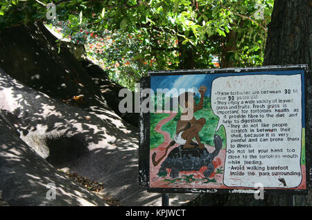 Cartello con le informazioni e le regole e le norme circa le tartarughe nel parco, La Digue, Seychelles. Foto Stock