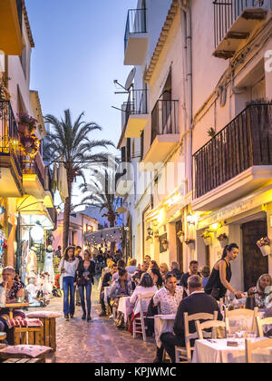 IBIZA, Spagna - 23 maggio 2015. Vista della zona vecchia di Ibiza strade di Dalt Vila abbondanza di ristoranti e aziende. Foto Stock