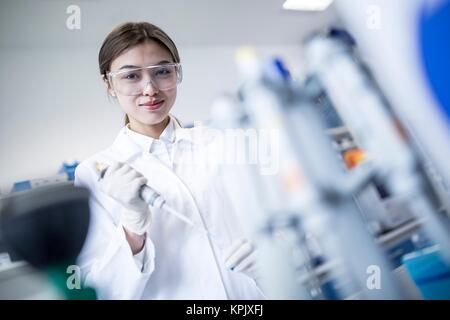 Donne scienziato che lavora in laboratorio. Foto Stock