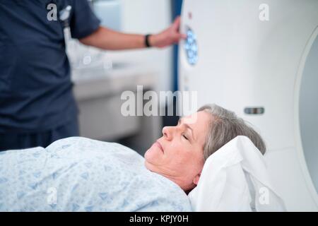 Paziente femmina di entrare scanner MRI. Foto Stock