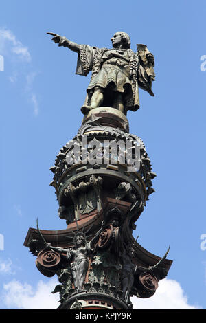 Parte superiore del monumento di Colombo contro il cielo blu, Barcelona, Spagna. Foto Stock