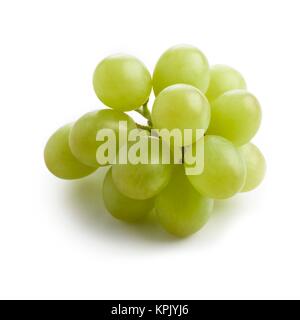 Uva verde contro uno sfondo bianco. Foto Stock