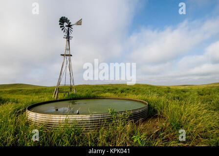 Mulino ad acqua in pascolo in un ranch in Oklahoma Foto Stock