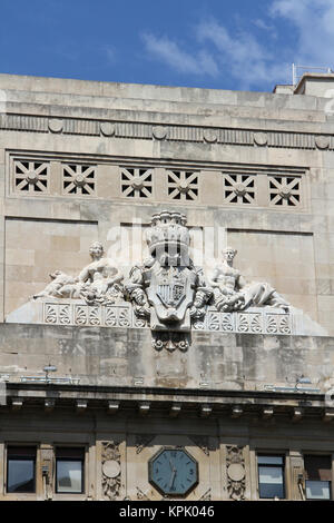 La scultura in rilievo su Caixa Catalunya, Catalano savings bank, Barcelona, Spagna. Foto Stock