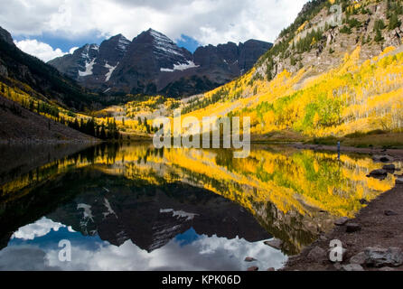 MAROON BELLS VICINO A ASPEN IN AUTUNNO CON ASPENS GIALLO Foto Stock