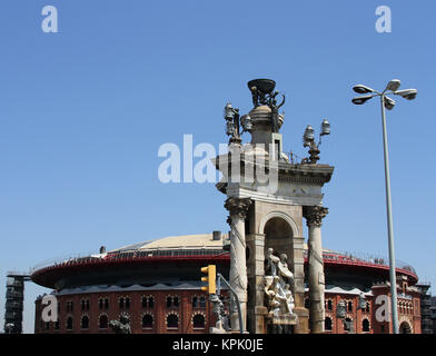 Placa / Plaza Espanya con Les Arenes bullring, Catalonia, Barcelona, Spagna. Foto Stock