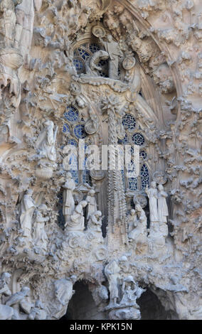 La nascita di Gesù Cristo la scultura alla natività facciata della Basilica i Temple Expiatori de la Sagrada Familia (Basilica e chiesa espiatorio del santo Foto Stock