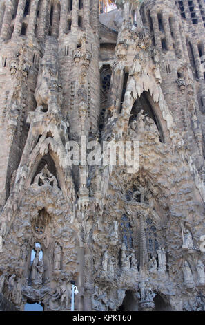 La facciata della Natività scultura alla Basilica i Temple Expiatori de la Sagrada Familia (Basilica e chiesa espiatorio della Santa Famiglia) Chiesa, Barc Foto Stock