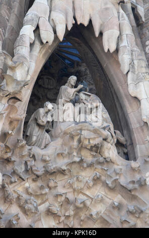Il portale della carità sulla facciata della Natività scultura alla Basilica i Temple Expiatori de la Sagrada Familia (Basilica e chiesa espiatorio del Foto Stock