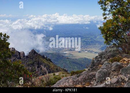 La vista dalla cima del vulcano Baru, Panama per la valle con la città di distanza Foto Stock