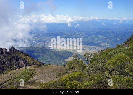 La vista dalla cima del vulcano Baru, Panama per la valle con la città in lontananza. Foto Stock