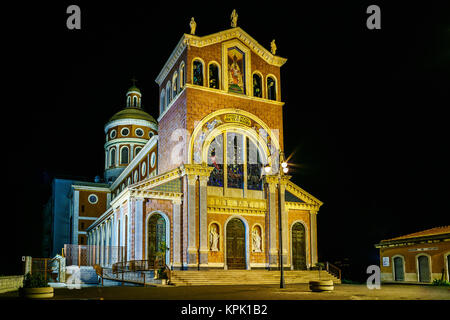 Il famoso sanctuaryat notte a Tindari, Sicilia Foto Stock