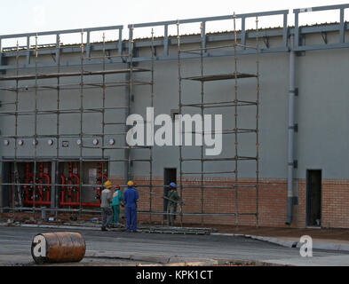 La costruzione industriale sito con add-ons con i ponteggi, East London, Capo orientale, Sud Africa. Foto Stock