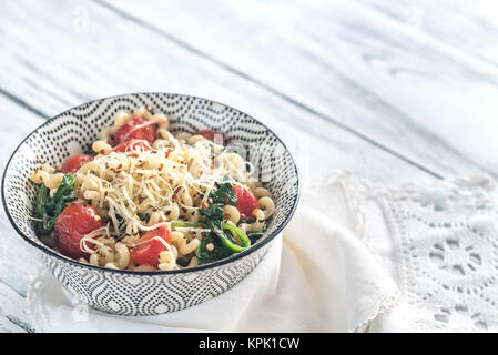 Pasta con spinaci e pomodorini Foto Stock