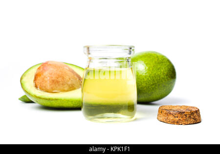 Frutto di avocado e olio isolati su sfondo bianco Foto Stock