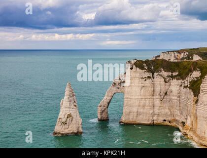 Scogliere specifici in Etretat nella regione Upper-Normandy nel nord della Francia a bassa marea: l'ago rock e arco in pietra. Foto Stock