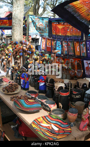 Hawker bancarella vendendo sculture in legno e sculture su strada, Regno dello Swaziland. Foto Stock