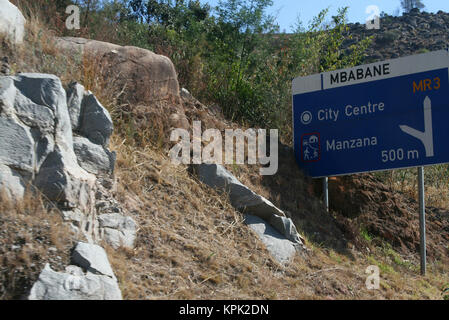 Bivio cartello stradale sulla collina rocciosa a Città Capitale Mbabane Centro, Regno dello Swaziland. Foto Stock
