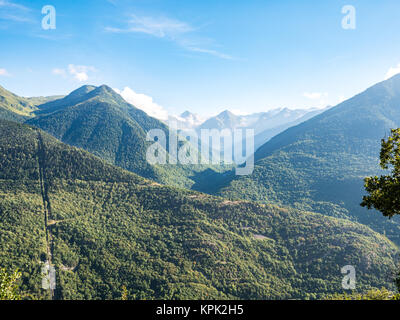 Vista della Val d'Aran (Valle de Arán) montagna estiva, Spagna Foto Stock