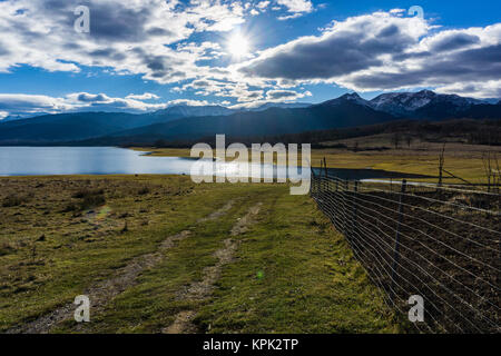 Vista del lago ghiacciato Plastira in inverno in Grecia centrale Foto Stock