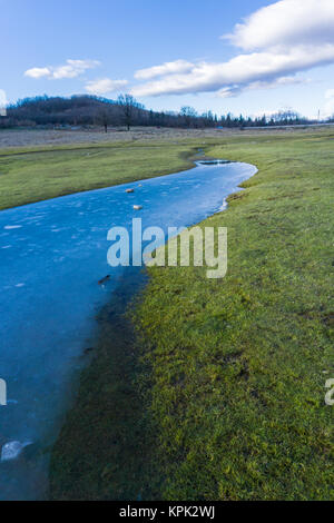 Plastira lake in Trikala della Grecia centrale formiati di un piccolo fiume / vista lago ghiacciato Plastira in inverno in Grecia centrale Foto Stock