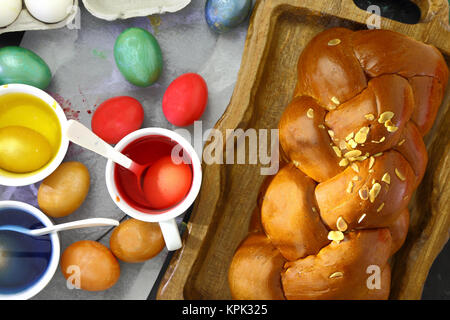 Dolce di pasqua brioche, uova colorate e colorante liquido Foto Stock