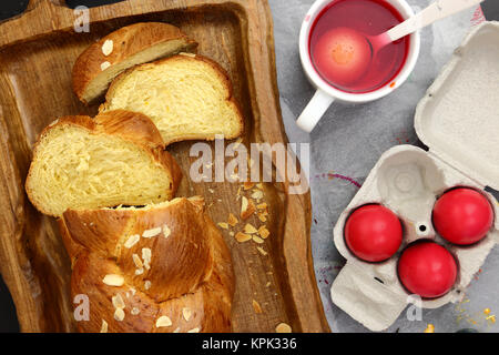 Dolce di pasqua brioche, uova rosso e colorante liquido Foto Stock