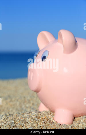 Estate salvadanaio sulla spiaggia Foto Stock