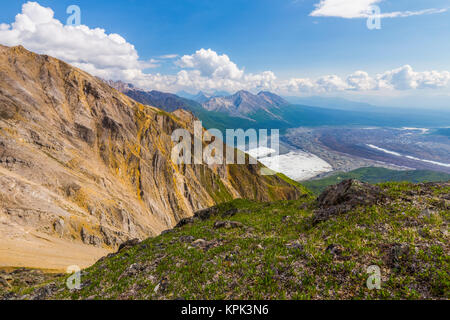 Vista dell'intersezione di Root Glacier (a sinistra) e Kennicott Glacier (a destra) dall'alto sul Donoho Peak nel backcountry di Wrangell-St Elias Nat... Foto Stock