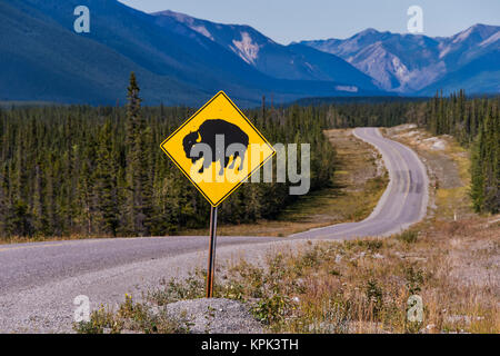 Bison segno inviato sul lato dell'autostrada Alaska; British Columbia, Canada Foto Stock