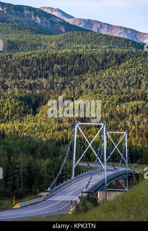 Fiume Liard ponte di sospensione, ultima sospensione ponte sull'autostrada Alaska; Liard, British Columbia, Canada Foto Stock