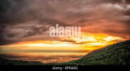 Panorama al tramonto sulla storica Kealakekua Bay sull'isola di Hawaii; Napo'opo'o, isola di Hawaii, Hawaii, Stati Uniti d'America Foto Stock