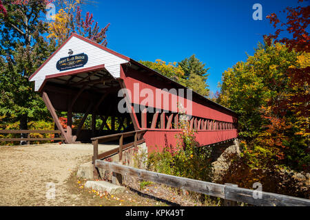 Swift fiume ponte coperto in una strada di campagna in autunno, White Mountains National Forest; Conway, New Hampshire, Stati Uniti d'America Foto Stock