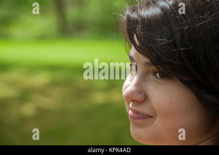 Close-up di una giovane donna in un parco; Connecticut, Stati Uniti d'America Foto Stock