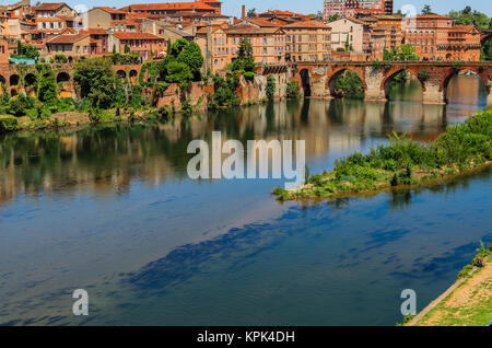 Il Tarn Fiume dà il nome al dipartimento in cui l'antica città di francese di Albi in cui possiamo vedere nell'immagine, che fu fondata dai Romani wi Foto Stock