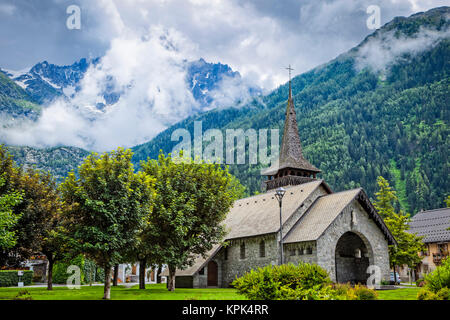 Les Praz de Chamonix chiesa medievale e la base di Aiguille Dru mountain in background; Chamonix-Mont-Blanc, Alta Savoia, Francia Foto Stock