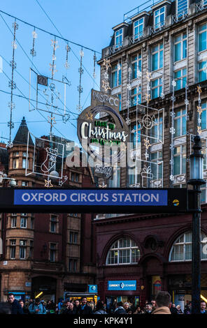 Stazione di Oxford Circus segno luminoso, luci e decorazioni natalizie, Oxford Street, Londra, Inghilterra, Regno Unito. Foto Stock