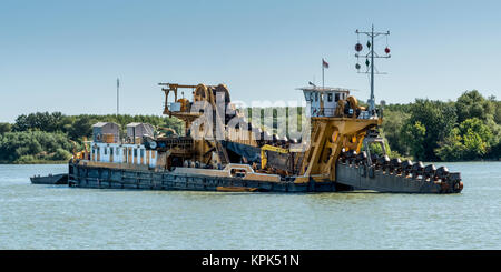 Chiatta industriale sul fiume Danubio; Kulic, Vojvodina, Serbia Foto Stock