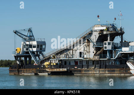 Chiatta industriale sul fiume Danubio; Kostolac, Vojvodina, Serbia Foto Stock