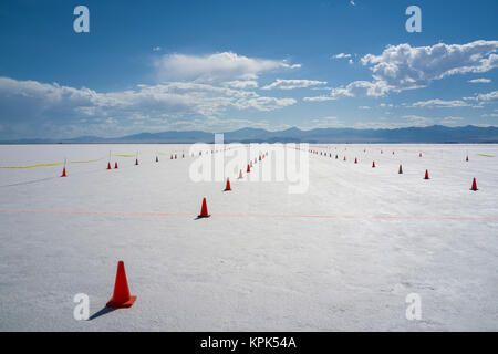 Le corsie di sosta alla linea di partenza sul Bonneville Saline di Bonneville Speed Week 2017; Wendover, Utah, Stati Uniti d'America Foto Stock