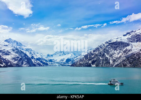 Gita in barca Ultimi Johns Hopkins ghiacciaio nel Parco Nazionale e Riserva di Glacier Bay; Alaska, Stati Uniti d'America Foto Stock