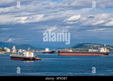 Le navi da carico nel porto di Vancouver; Vancouver, British Columbia, Canada Foto Stock