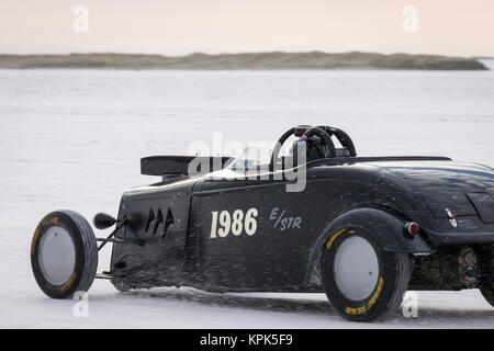 Street Roadster Classe e/Str, un 1934 Ford Roadster con 256â€ Dart V-8 a velocità in prova per 214.202 mph record su Bonneville Salt Flats durante Bonne... Foto Stock