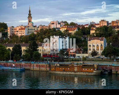 Skyline e edifici lungo il fiume Sava con una vista della torre di San Michele Cattedrale; Belgrado, Serbia Foto Stock