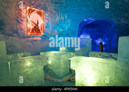 Sculture di ghiaccio si illuminano nella caverna di ghiaccio sotto il Mer de Glace Glacier; Chamonix-Mont-Blanc, Alta Savoia, Francia Foto Stock